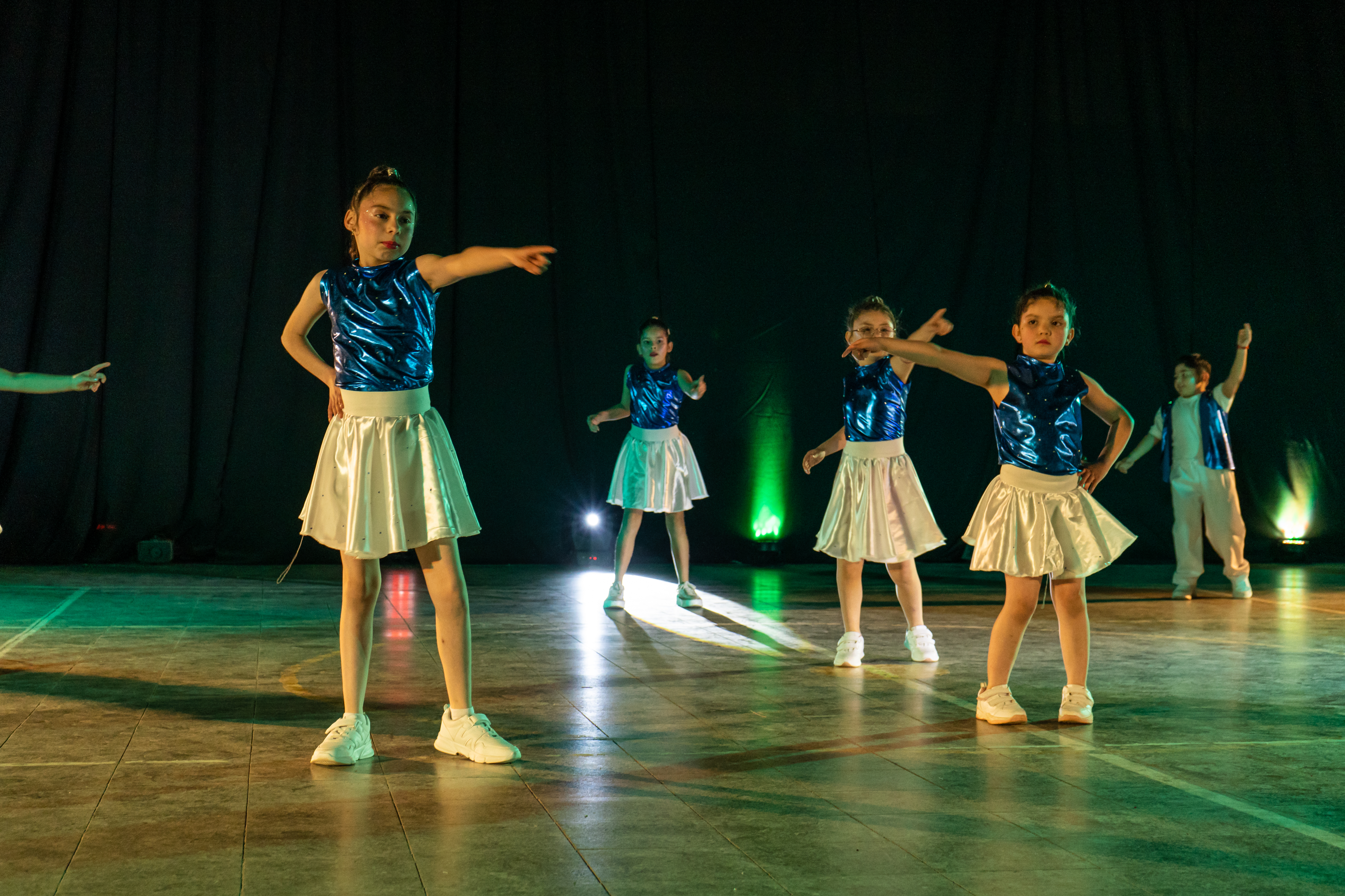 Grupo infantil de Revolución en Movimiento en escena