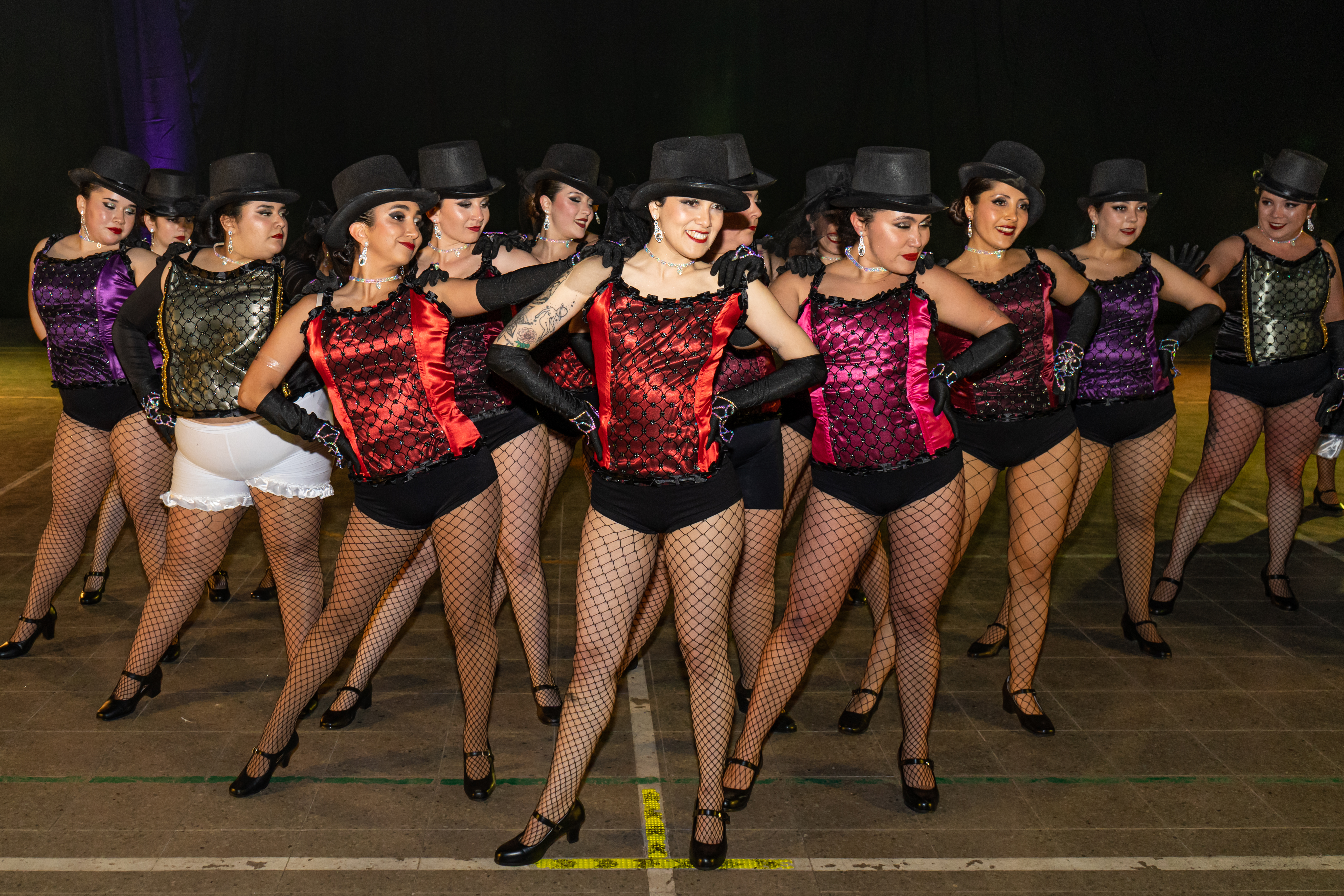 Grupo adulto durante una coreografía escénica