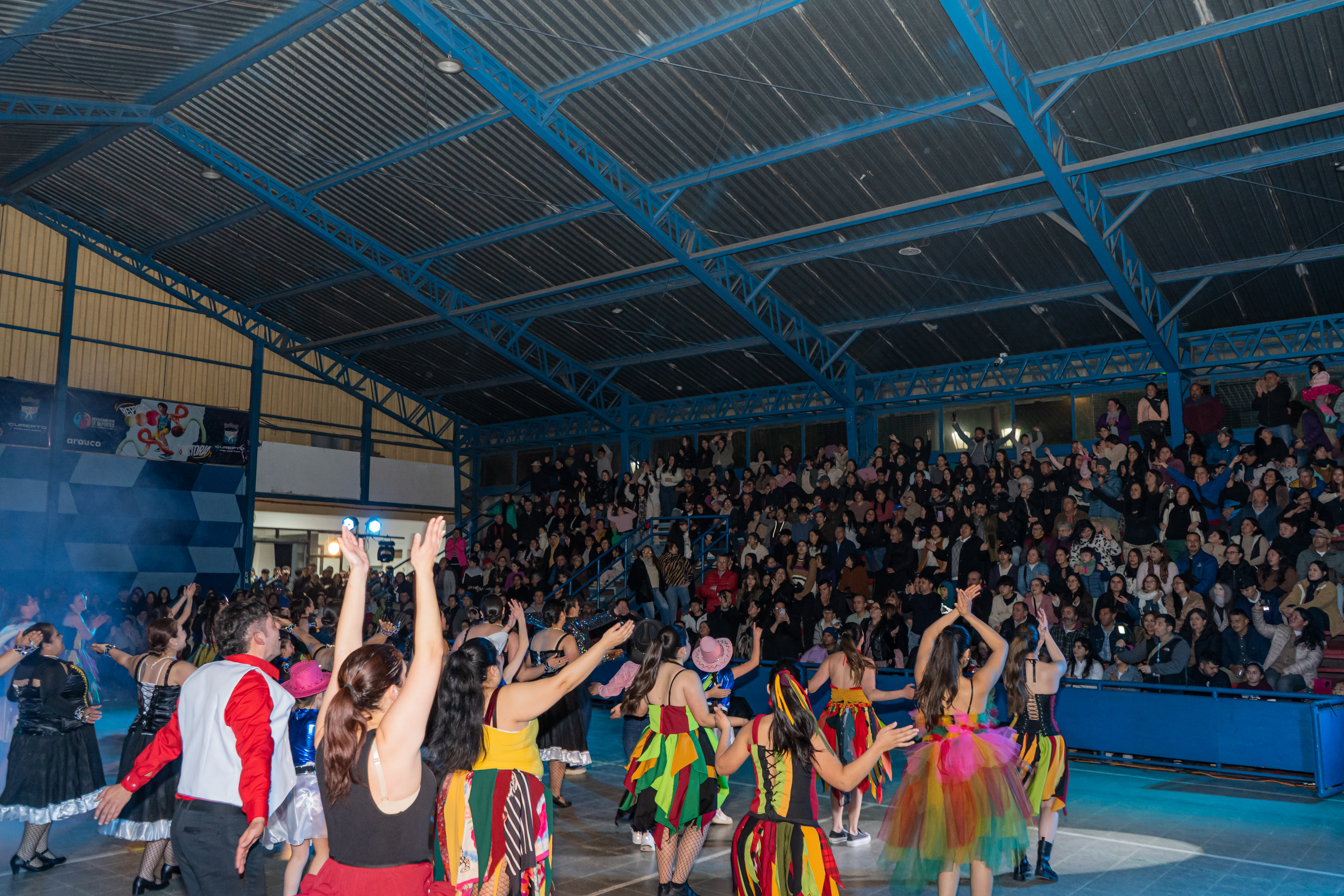 Integrantes de Revolución en Movimiento frente al público durante la primera presentación