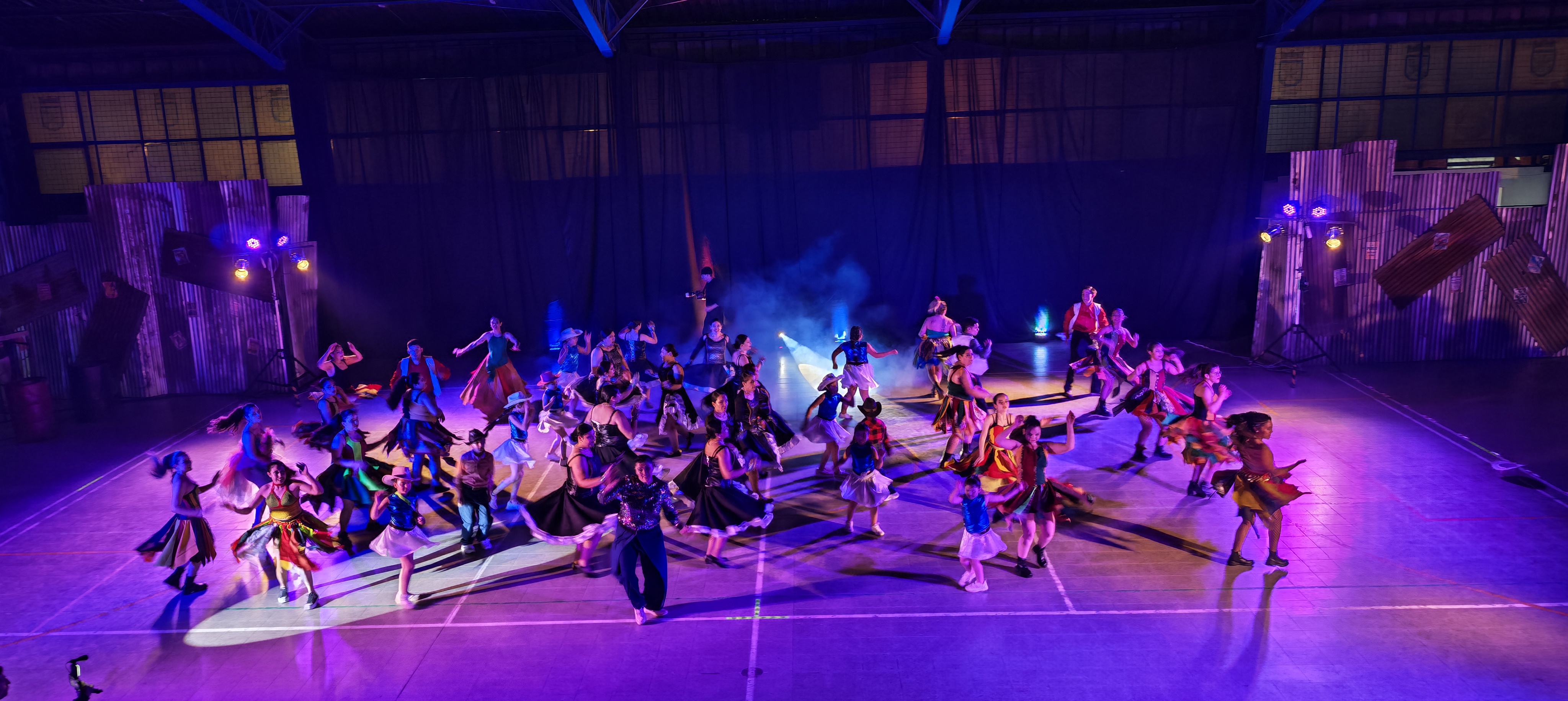 Elenco de Revolución en Movimiento en escena durante su primera presentación