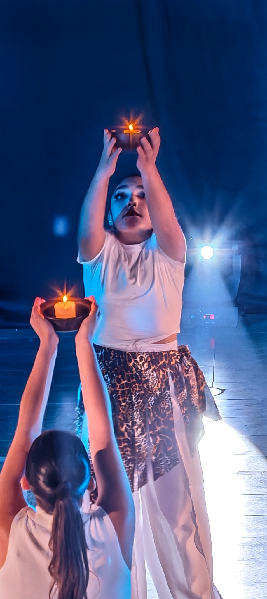 Coreografía escénica con velas